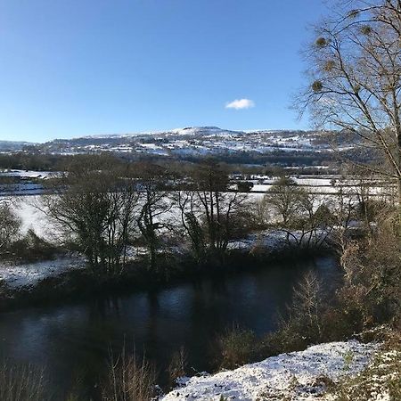 Llanwenarth Hotel And Riverside Restaurant Abergavenny Buitenkant foto