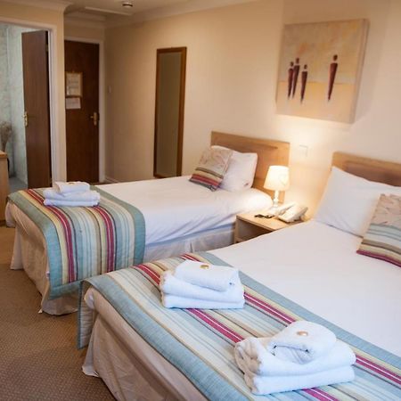 Llanwenarth Hotel And Riverside Restaurant Abergavenny Buitenkant foto