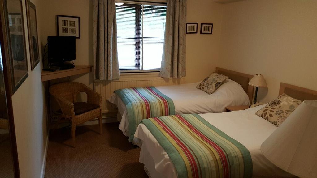 Llanwenarth Hotel And Riverside Restaurant Abergavenny Buitenkant foto