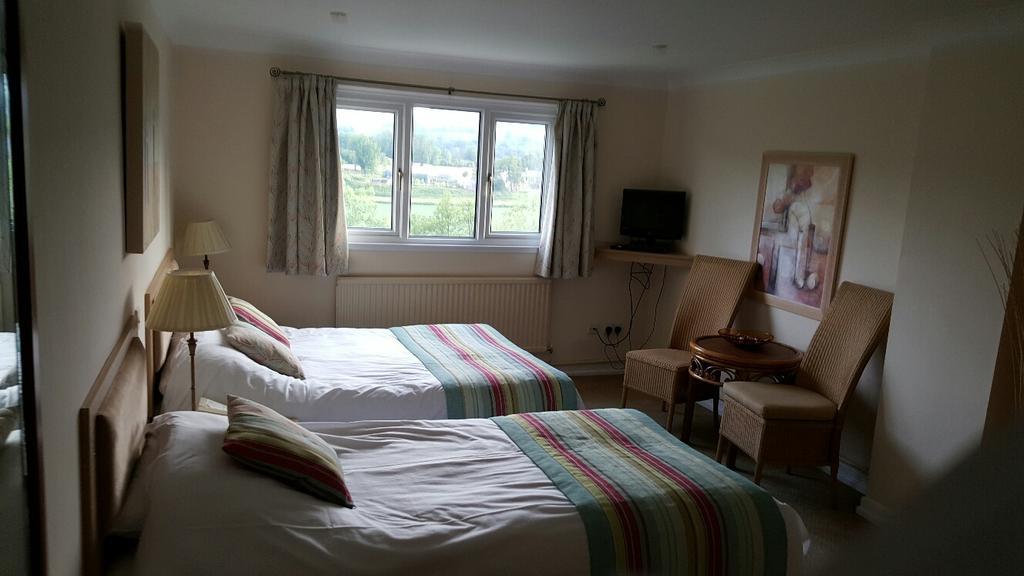 Llanwenarth Hotel And Riverside Restaurant Abergavenny Buitenkant foto