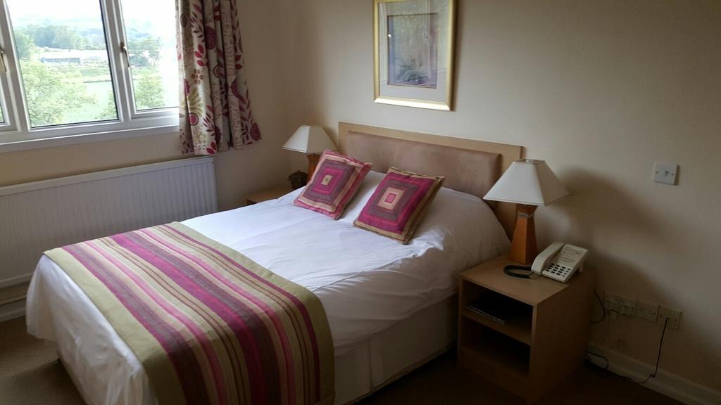 Llanwenarth Hotel And Riverside Restaurant Abergavenny Buitenkant foto
