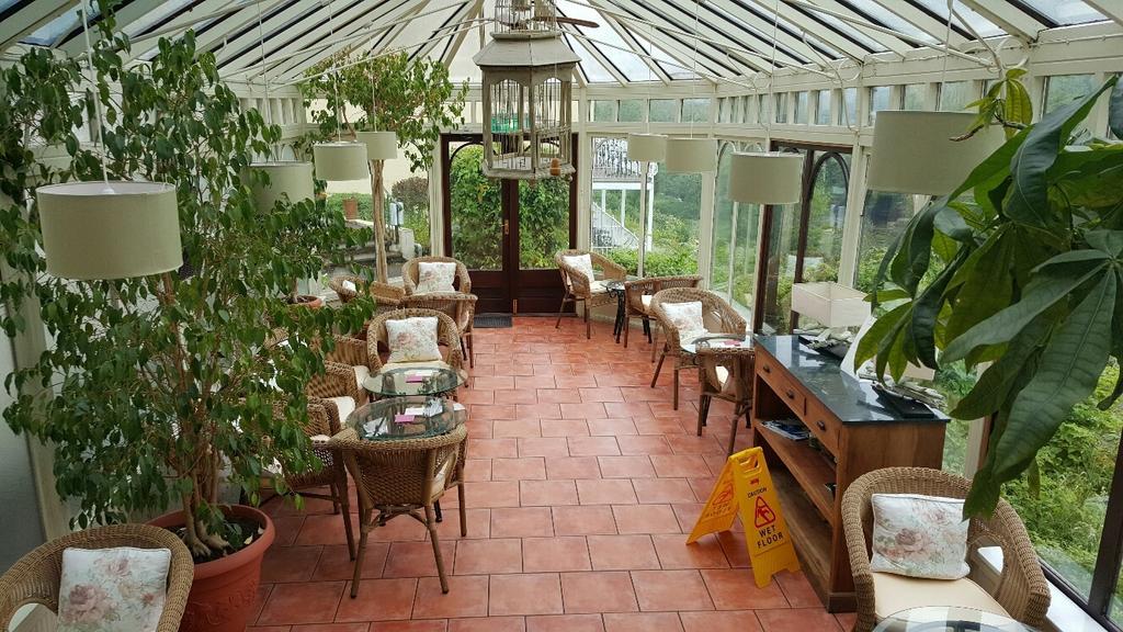 Llanwenarth Hotel And Riverside Restaurant Abergavenny Buitenkant foto