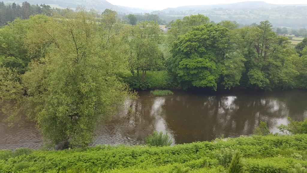 Llanwenarth Hotel And Riverside Restaurant Abergavenny Buitenkant foto
