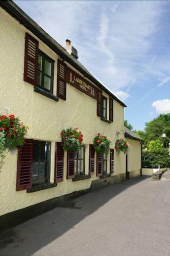 Llanwenarth Hotel And Riverside Restaurant Abergavenny Buitenkant foto