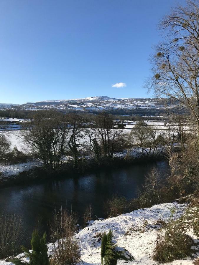 Llanwenarth Hotel And Riverside Restaurant Abergavenny Buitenkant foto