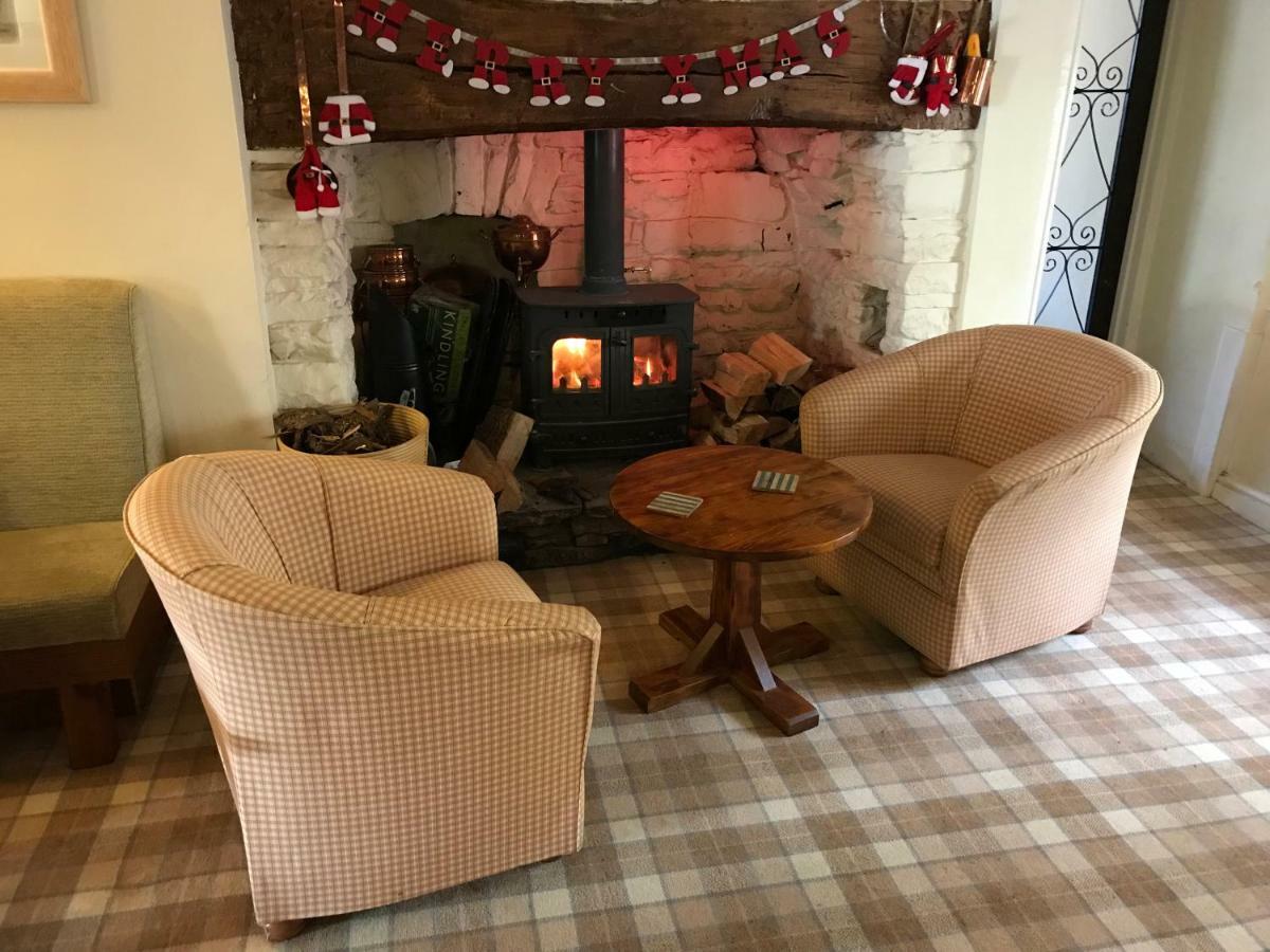 Llanwenarth Hotel And Riverside Restaurant Abergavenny Buitenkant foto
