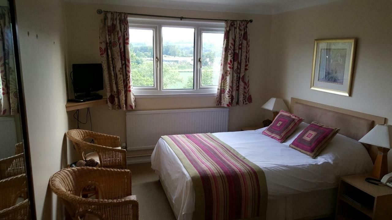 Llanwenarth Hotel And Riverside Restaurant Abergavenny Buitenkant foto