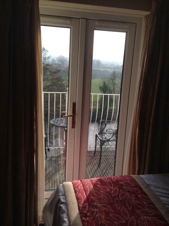Llanwenarth Hotel And Riverside Restaurant Abergavenny Buitenkant foto