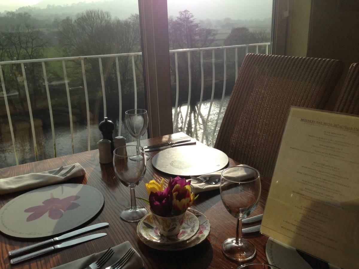 Llanwenarth Hotel And Riverside Restaurant Abergavenny Buitenkant foto