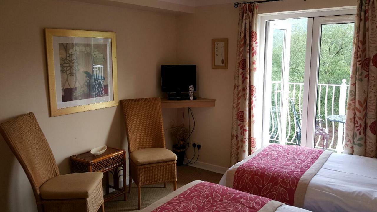 Llanwenarth Hotel And Riverside Restaurant Abergavenny Buitenkant foto