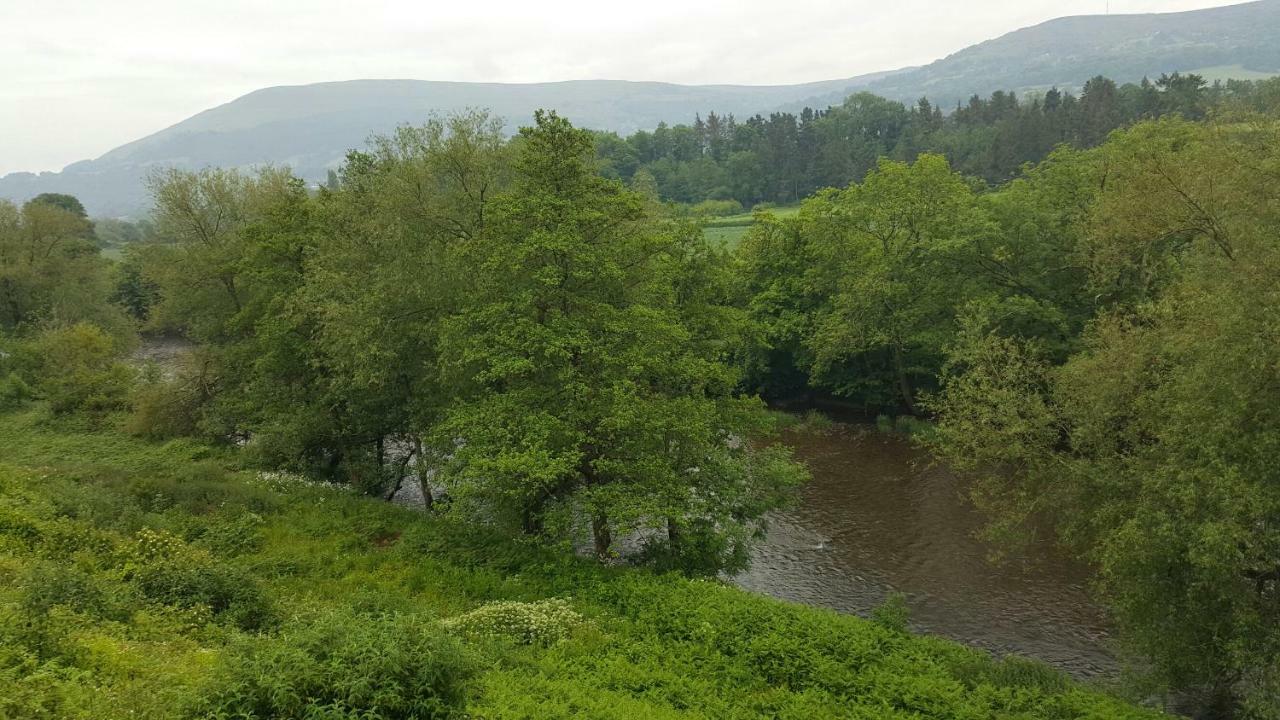 Llanwenarth Hotel And Riverside Restaurant Abergavenny Buitenkant foto