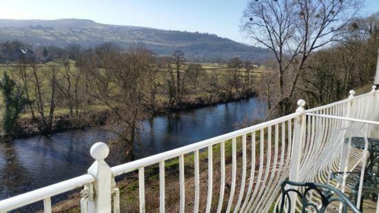 Llanwenarth Hotel And Riverside Restaurant Abergavenny Buitenkant foto