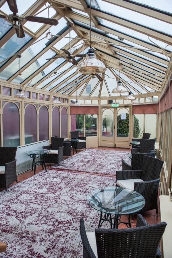 Llanwenarth Hotel And Riverside Restaurant Abergavenny Buitenkant foto